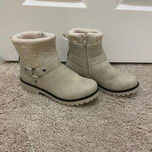 Women’s size 7 beige apres boots